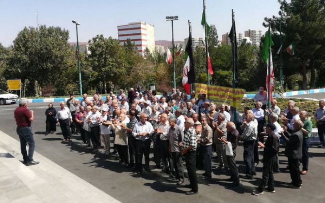 Güney Azərbaycanda təqaüdçülər etiraz aksiyası keçirdilər - FOTO