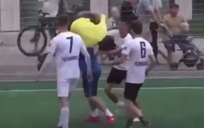 Rusiya futbolunda biabırçı hadisə: Futbolçu kamerunlu hakimi döydü - VİDEO