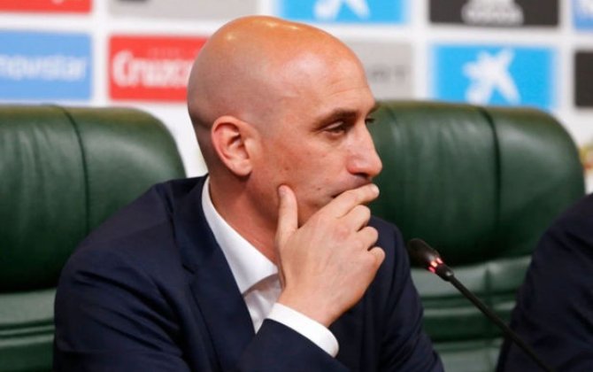 FIFA qadın futbolçunu dodağından öpən federasiya prezidentinin futbol fəaliyyətinə qadağa qoydu