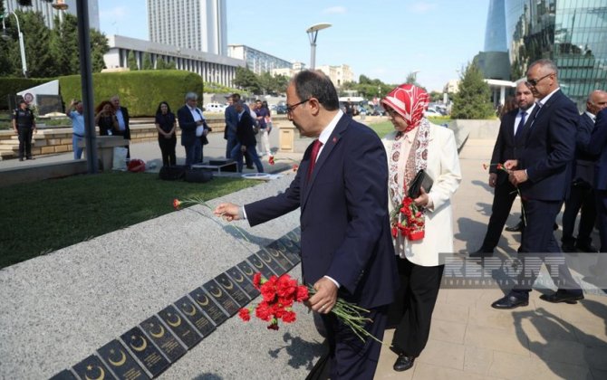 ​Zəfər Günü münasibəti ilə Bakıdakı Türk şəhidliyi abidəsi ziyarət olunub