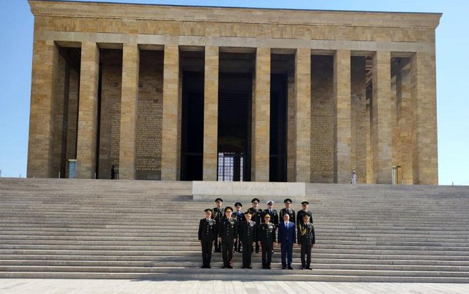 Azərbaycanın müdafiə naziri Anıtqəbri ziyarət edib - FOTO