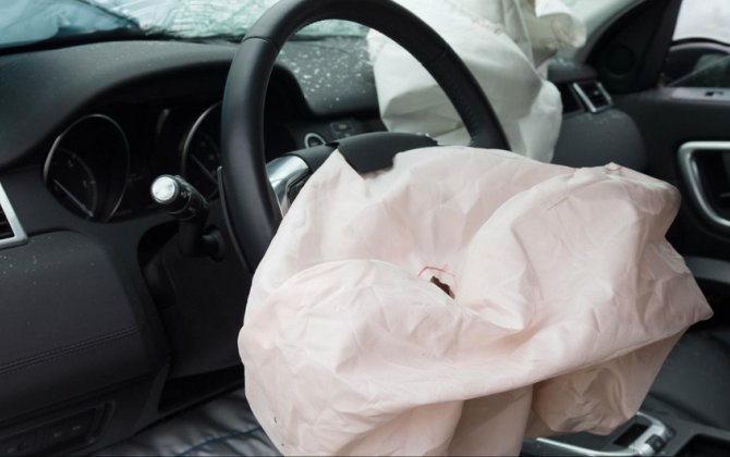 Gəncədə avtomobil maneə çırpılıb, 2 nəfər ağır xəsarət alıb