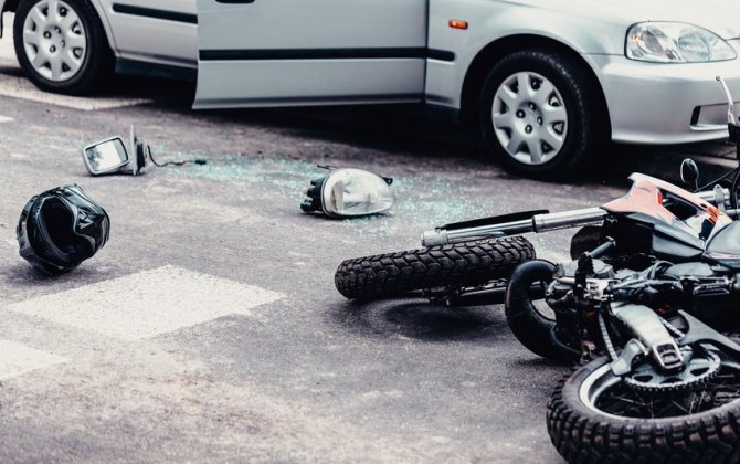 Gəncədə motosikletlə minik avtomobili toqquşub, ölən var