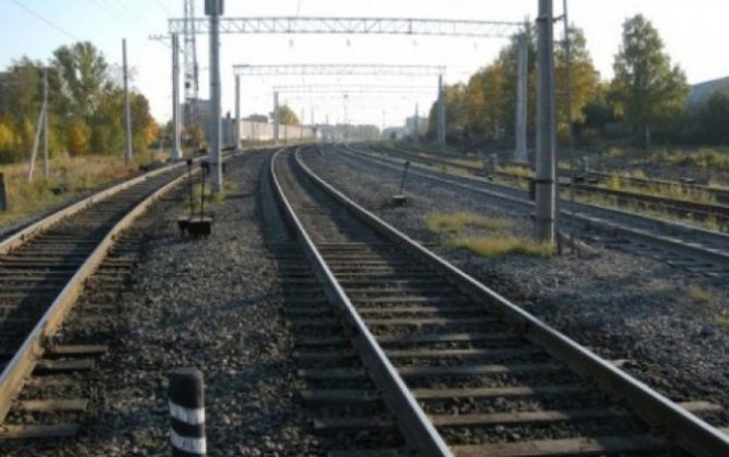 Dəmir yolunu keçmək istəyən traktoru qatar vurub