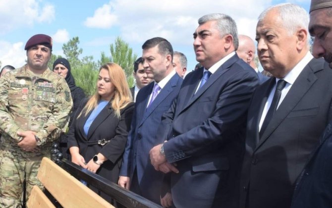 İcra başçısı və deputat şəhid məzarını ziyarət edib, il mərasiminə qatılıblar