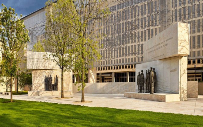 Fazil İsmayılzadə: “Amerikanın əfsanəvi prezidentinin abidəsinin müəllifi Bakıdan gedən sənətkardır” - FOTO