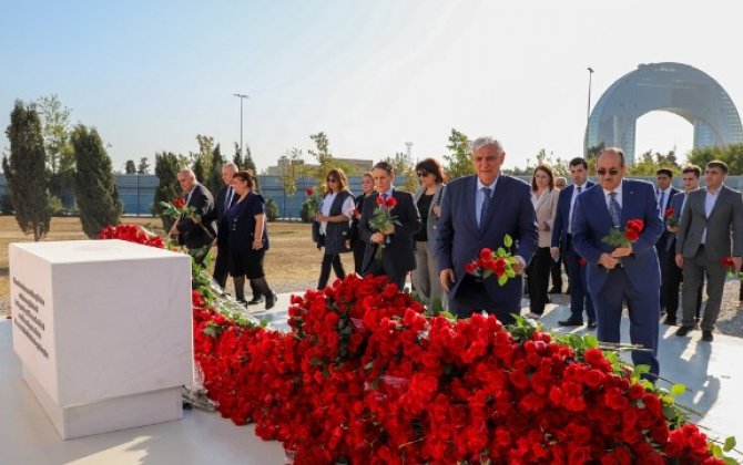 ADU kollektivi Zəfər parkını ziyarət edib - FOTOLAR