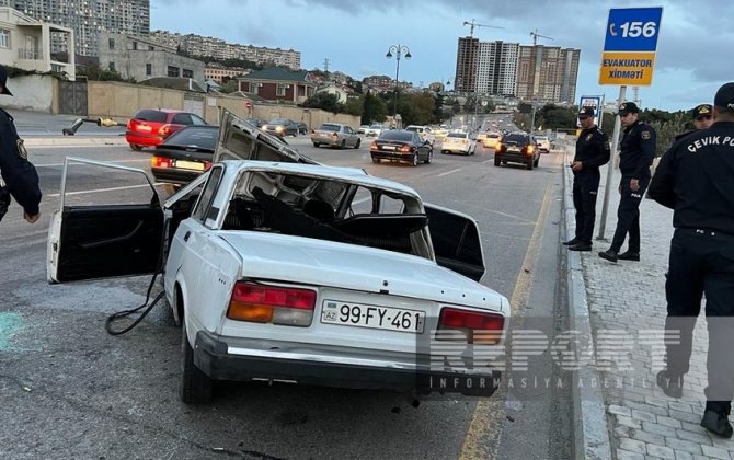 Bakıda avtomobil elektrik dirəyinə çırpılıb