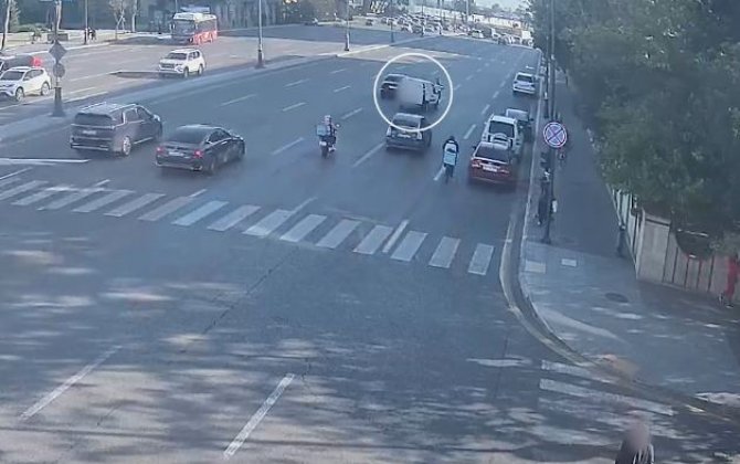 Piyada keçidindən keçməyən qadını maşın vurdu