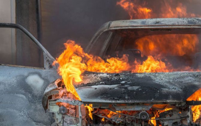 Naxçıvanda minik avtomobili yanıb