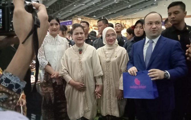 İndoneziya prezidenti və vitse-prezidentlərinin xanımları Cakartadakı Azərbaycan stendində olub