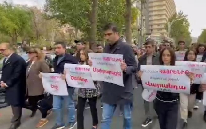 Ermənistanda gənclər hakimiyyət əleyhinə etiraz aksiyası keçirir