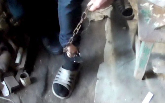 Dostunu əvvəl döydü, sonra zirzəmidə kölə kimi zəncirlədi: Rusiyada qorxunc hadisə - FOTO
