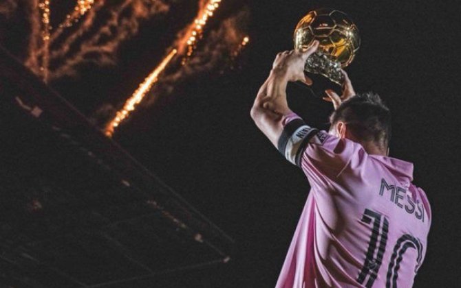 Messi “Qızıl top”u azarkeşlərə təqdim etdi - VİDEO