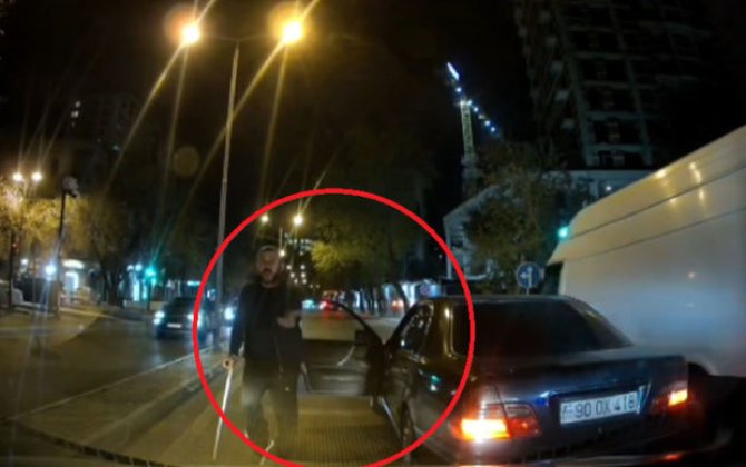 İki avtomobil toqquşdu, sürücülər arasında mübahisə yarandı - VİDEO