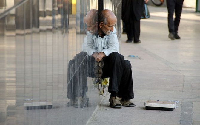 İranda yoxsulluq pik həddə: Üç nəfərdən biri həyatı üçün minimum ehtiyacları təmin edə bilmir - FOTO