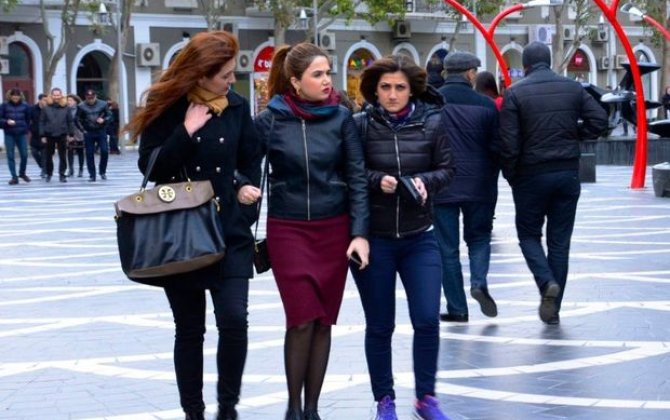 Qaraya bürün, ellə sürün: Əksəriyyət niyə tünd rəngli geyimlərə üstünlük verir?
