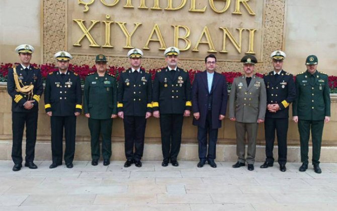 Делегация ВМС Ирана посетила Аллею шехидов в Баку