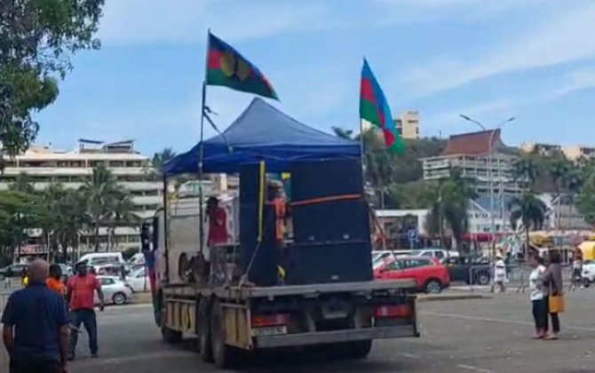 В Новой Каледонии протестующие против колониальной политики Франции подняли флаг Азербайджана - ВИДЕО