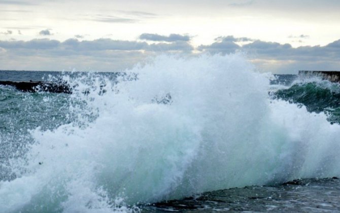 Высота волн в Каспийском море достигла 3,2 метра - ОБНОВЛЕНО