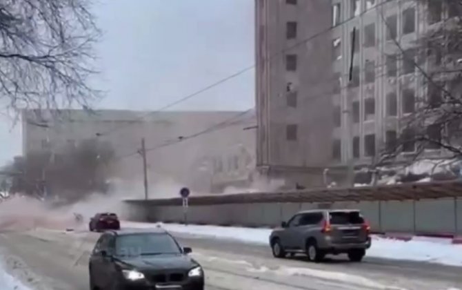 В Москве стена университета рухнула прямо на дорогу-(видео)