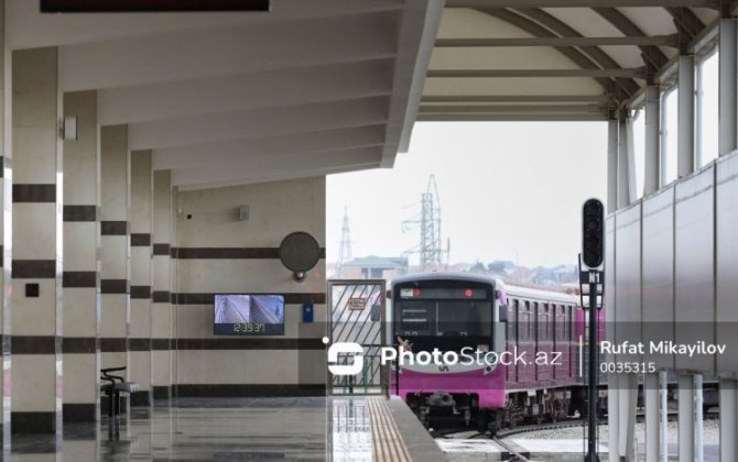В бакинском метро у пассажира украли мобильный телефон