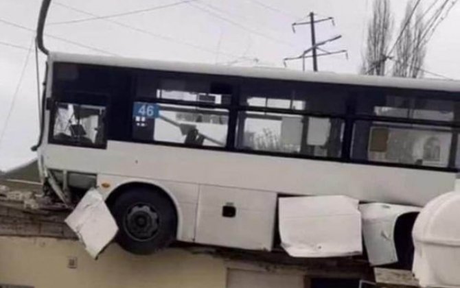 В Баку автобус попал в аварию - ВИДЕО