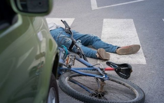В Ширване автомобиль сбил велосипедиста