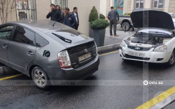 В Баку в результате ДТП Toyota Prius вылетел на тротуар - ФОТО