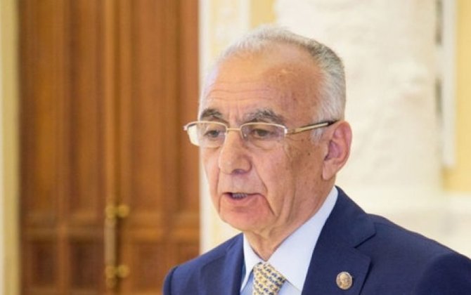 Гаджибала Абуталыбов впервые за долгое время появился на публике: экс-мэр проигнорировал журналистов - ВИДЕО