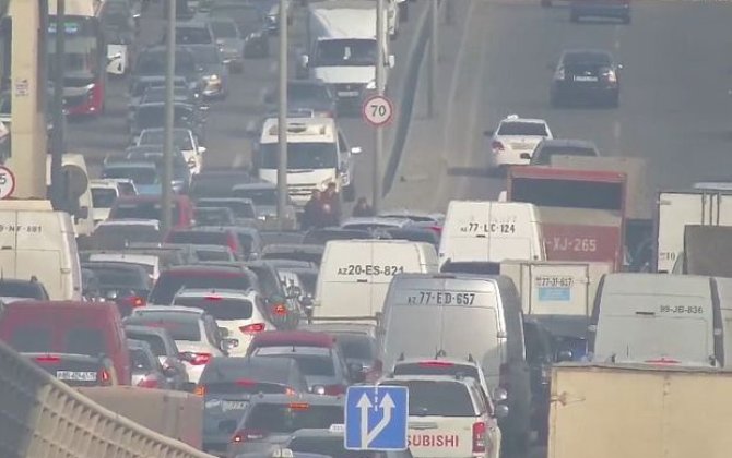 Bakıda körpüdə qəza sıxlığa səbəb oldu