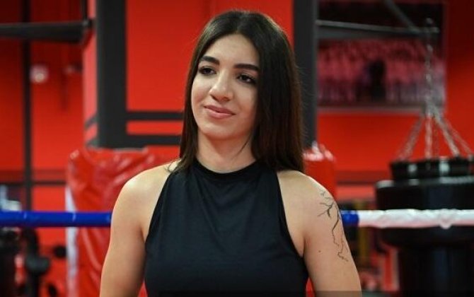 Kikboksçu qız sevgilisi tərəfindən vəhşicəsinə döyüldü - Video