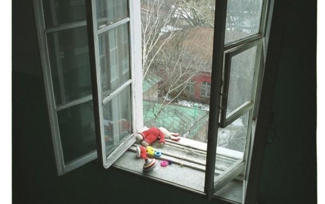 Sərxoş ata bir yaşlı qızını beşinci mərtəbədən atdı