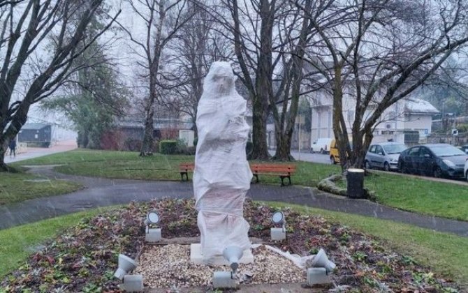 Fransanın fəxri deputat və senatorları Xurşidbanu Natəvanın abidəsinə qarşı vandalizmi pisləyiblər - FOTO