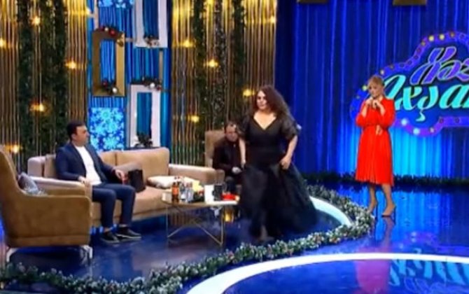 Canlı yayımda gərgin anlar: Müğənni efiri tərk etdi - VİDEO