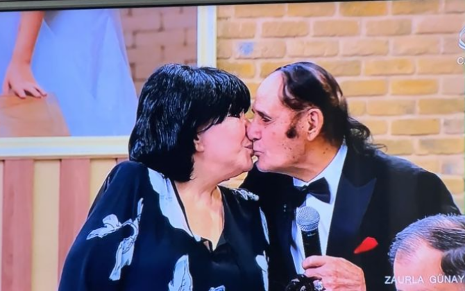 Xalq artistlərindən efirdə BİABIRÇILIQ - Dodağından öpdü - VİDEO