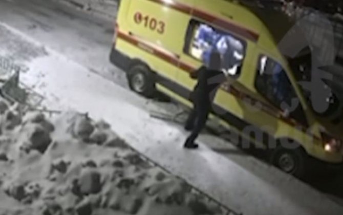 Rusiya sakini arvadına kömək etmək istəyən təcili yardım maşınına hücum etdi - VİDEO