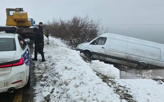 Biləsuvarda qarlı hava şəraiti yol qəzalarına səbəb olub