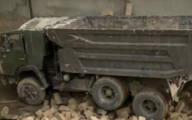 Bakıda DƏHŞƏTLİ OLAY: Yük maşını evin üstünə düşdü - VİDEO