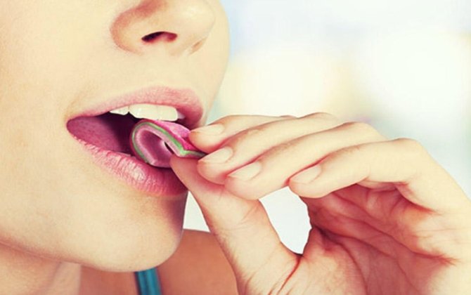 Udulmuş saqqız həqiqətən yeddi il mədədə qalır? - HƏKİM AÇIQLADI