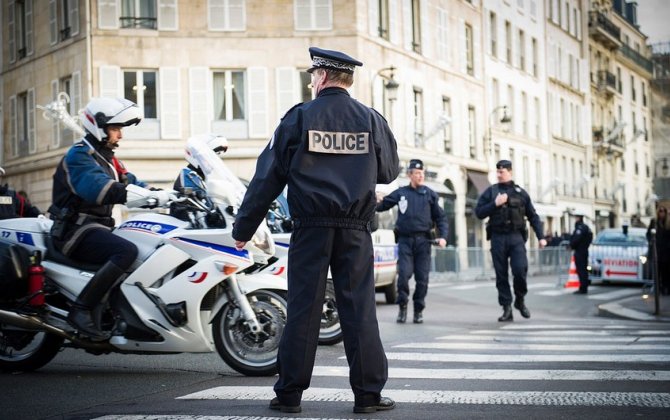 Fransada polis əməkdaşlarına bıçaqla hücum edilib