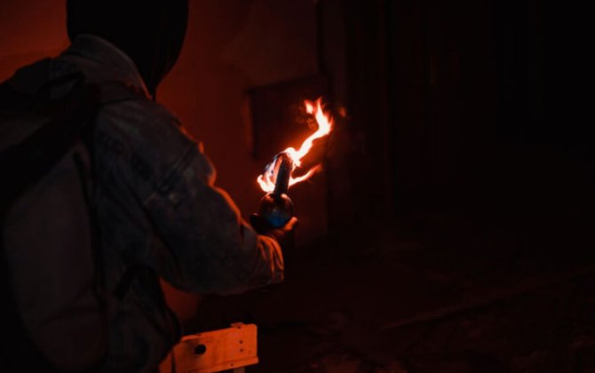 Hesabında pul olmayan qadın bankı yandırdı