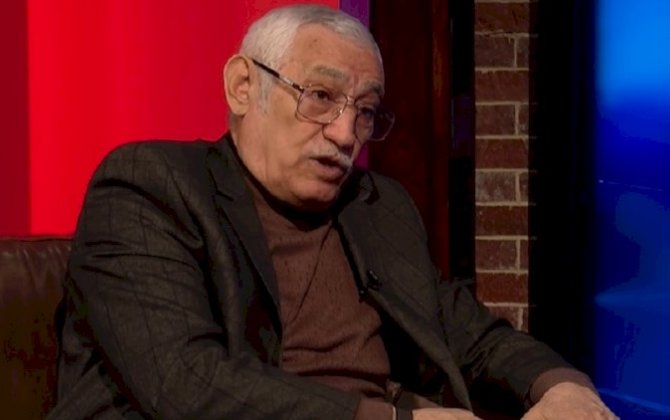 “Gecə saat 2-də, 3-də baldırı, sinəsi açıq, damağında siqaret...”