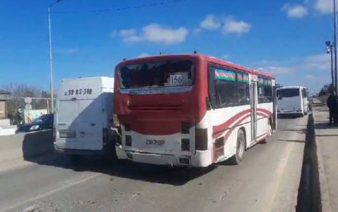 В Баку автобус попал в ДТП: есть пострадавшие - ВИДЕО