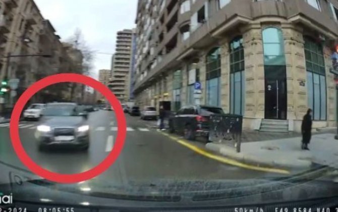 В Баку безответственность водителя Audi чуть не привела к аварии - ВИДЕО