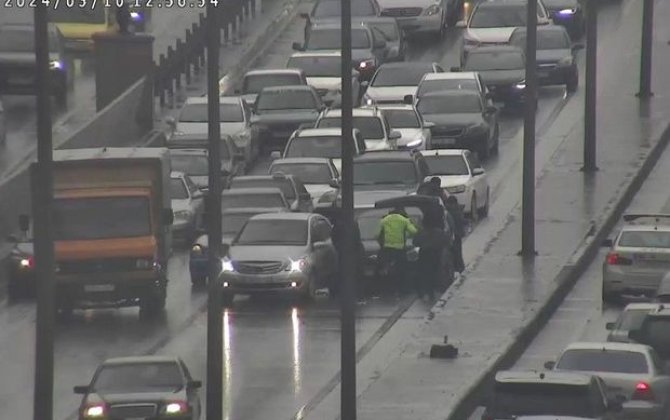 Bakıda yol-nəqliyyat hadisəsi tıxac yaradıb
