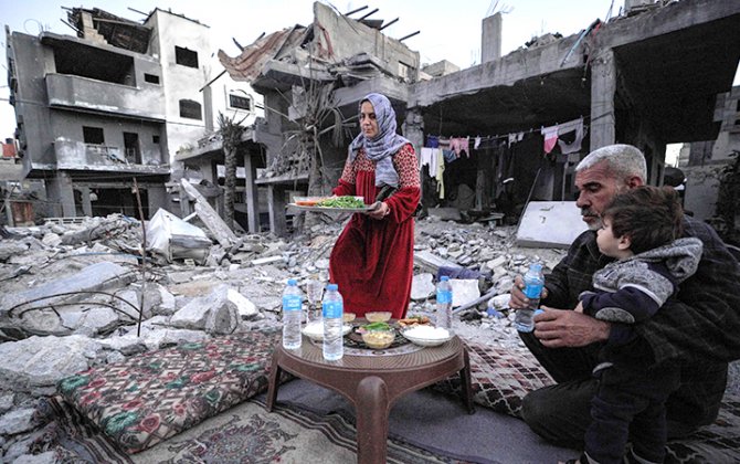 İsrail bombardmanları altındakı Qəzza xarabalıqlarında müsəlmanların iftar 