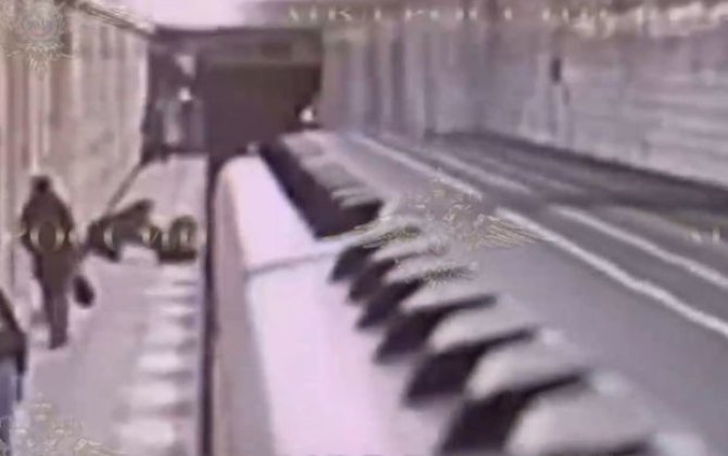 Moskva metrosunda dəhşətli anlar: Kişi sevgilisini qatarın altına atdı - VİDEO
