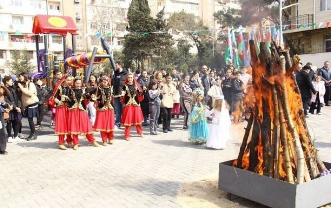 В бакинских дворах организованы празднества по случаю Новруза - ФОТО