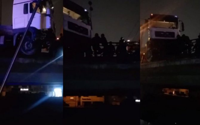 В Баку грузовик пробил ограждение моста - ВИДЕО